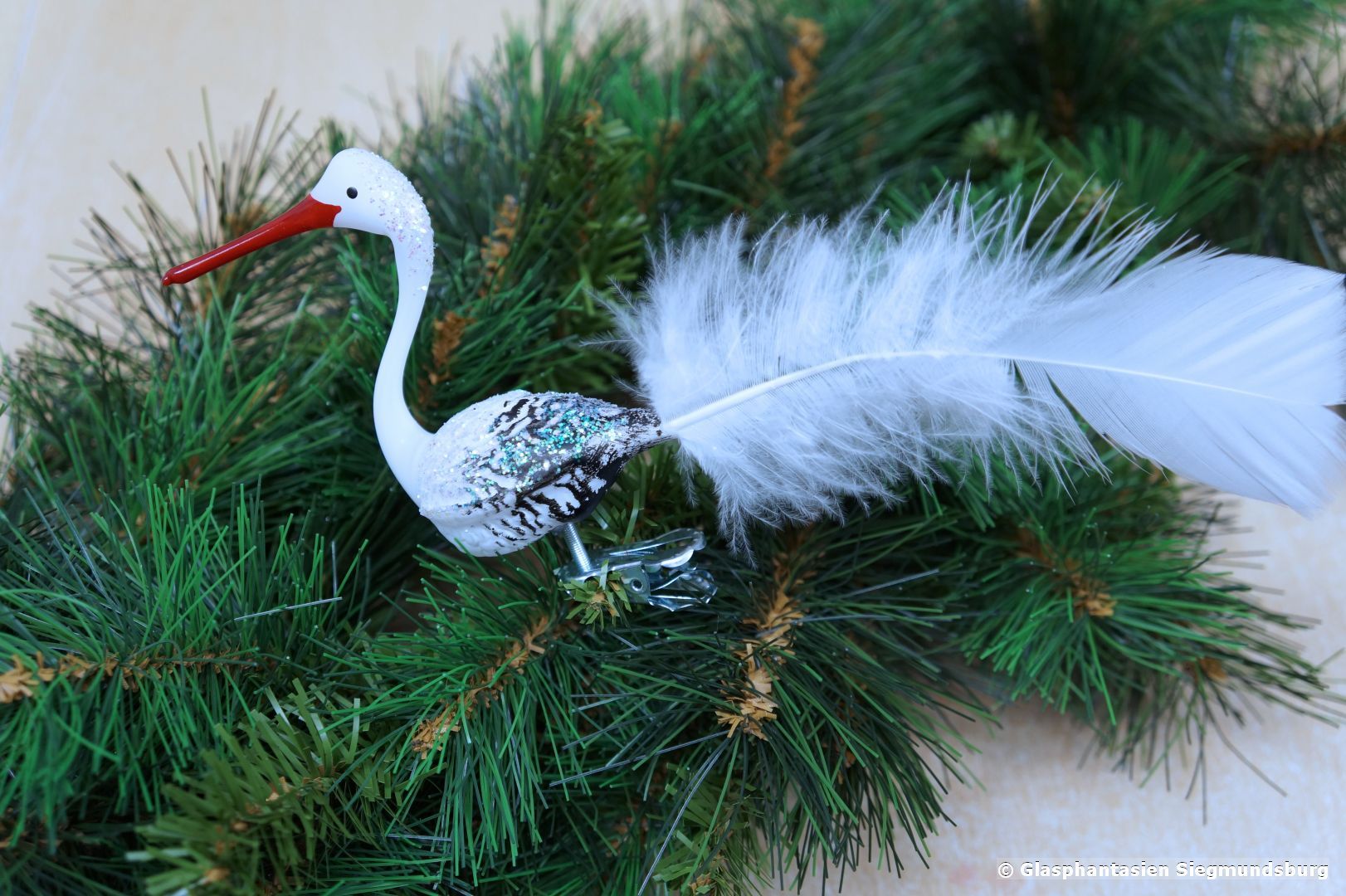 Storch 'Adebar', Hohlglasfigur 6 cm mit echter weisser Vogelfeder