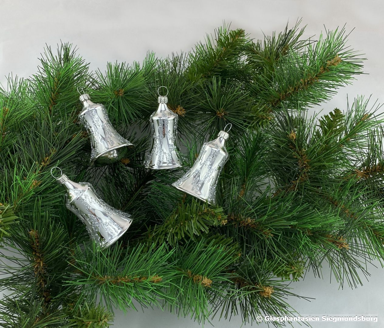 Glocken 6 cm 4er Set Silber-glanz mit Lacktropfen dekoriert, Glöckchen haben einen echten Klöppel